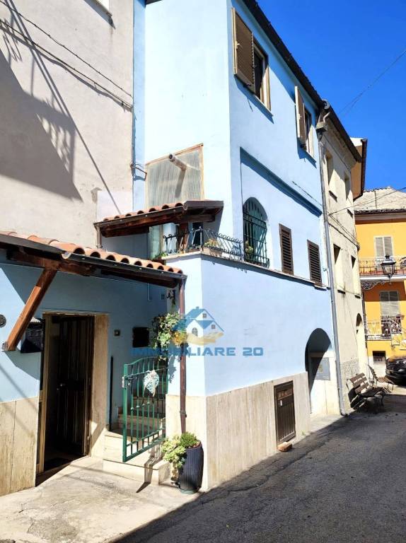 casa indipendente in vendita a Teramo in zona Rocciano