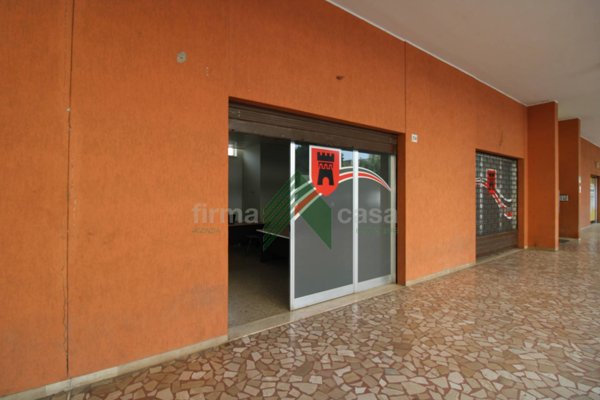 locale commerciale in vendita a Teramo