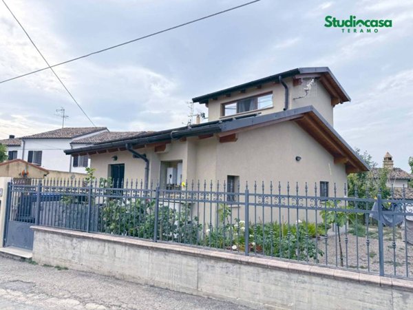 casa indipendente in vendita a Teramo in zona Villa Falchini