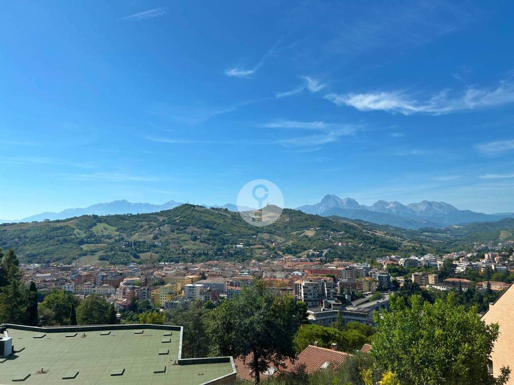 casa indipendente in vendita a Teramo