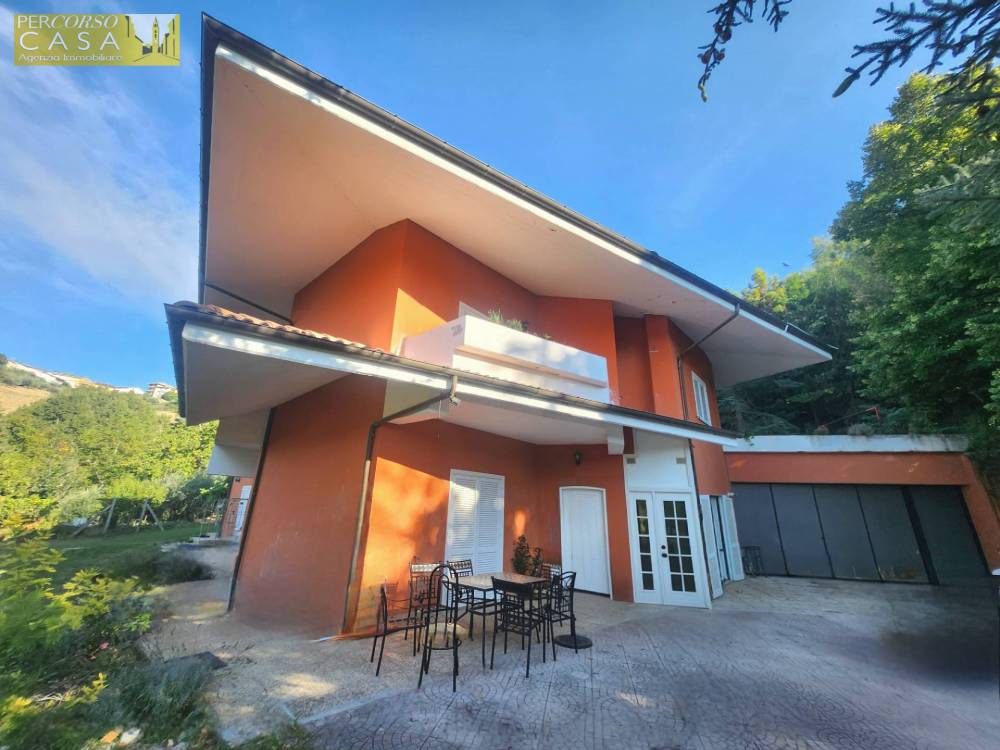 casa indipendente in vendita a Teramo in zona Tordinia