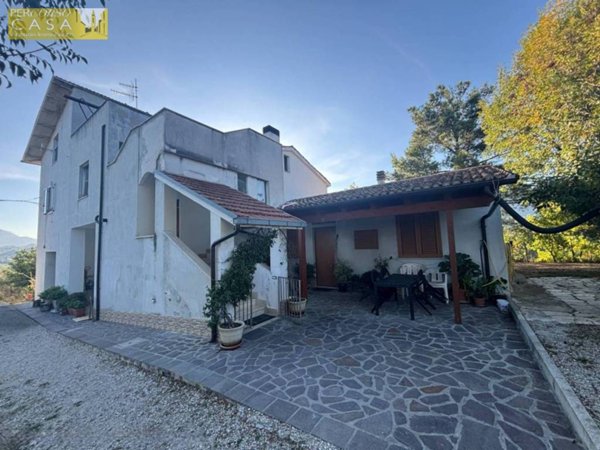 casa indipendente in vendita a Teramo in zona Contrada Scapriano