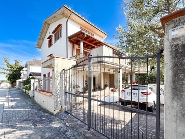 casa indipendente in vendita a Teramo in zona Centro Città
