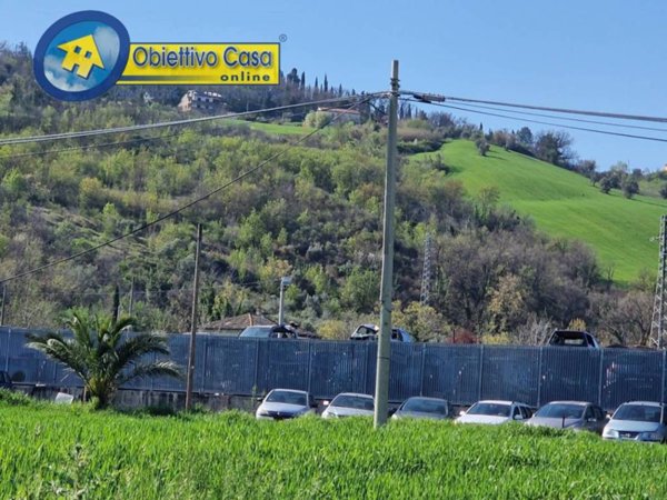 locale commerciale in vendita a Teramo