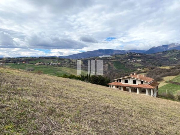 casa indipendente in vendita a Teramo in zona Colleminuccio
