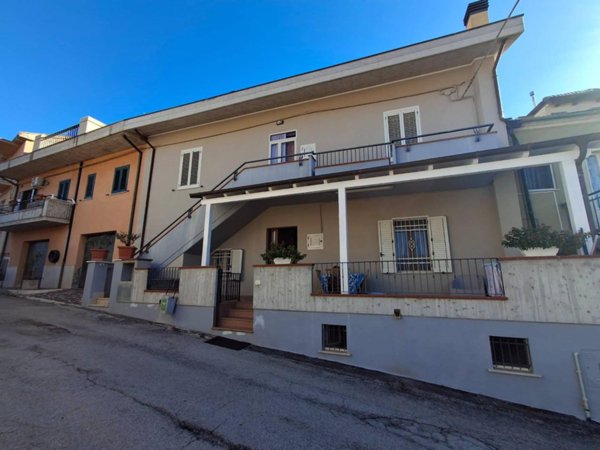 casa indipendente in vendita a Teramo in zona Rocciano