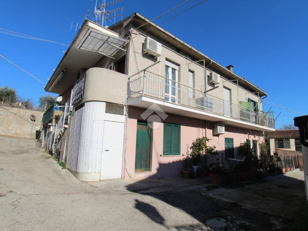 casa indipendente in vendita a Teramo in zona Nepezzano