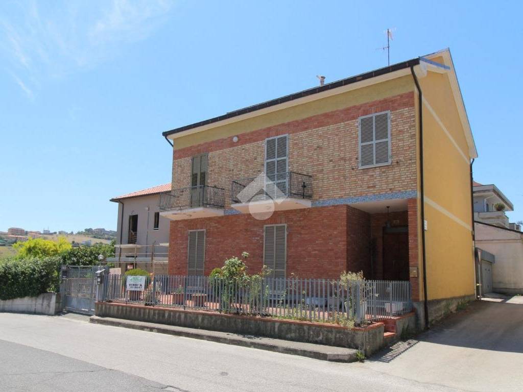 casa indipendente in vendita a Teramo in zona San Nicolò a Tordino