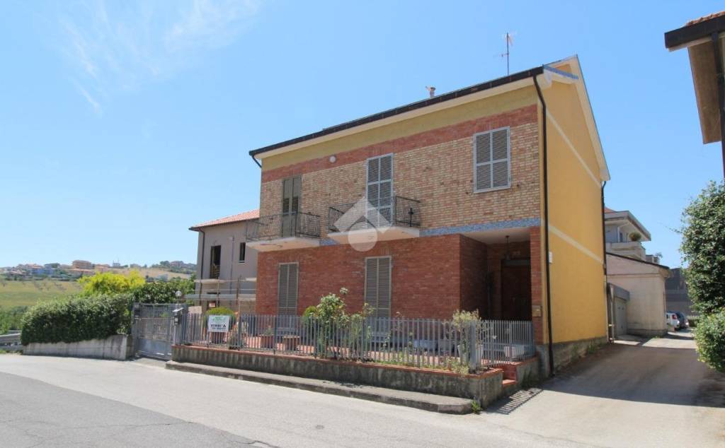 casa indipendente in vendita a Teramo in zona San Nicolò a Tordino