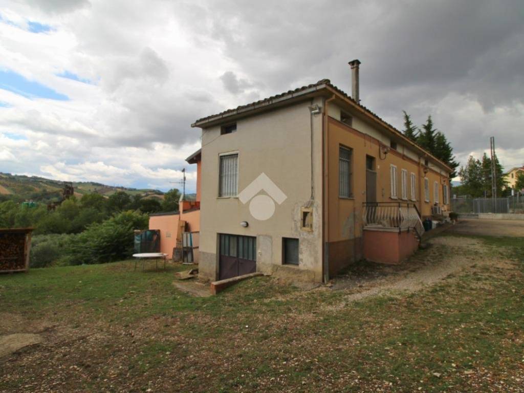casa indipendente in vendita a Teramo in zona San Nicolò a Tordino