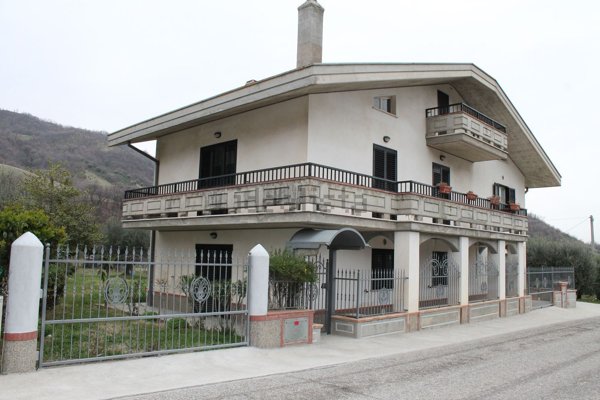 casa indipendente in vendita a Teramo in zona Travazzano