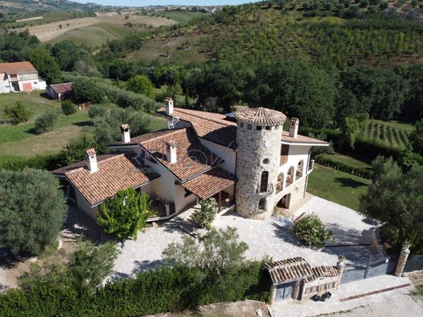casa indipendente in vendita a Teramo in zona San Nicolò a Tordino
