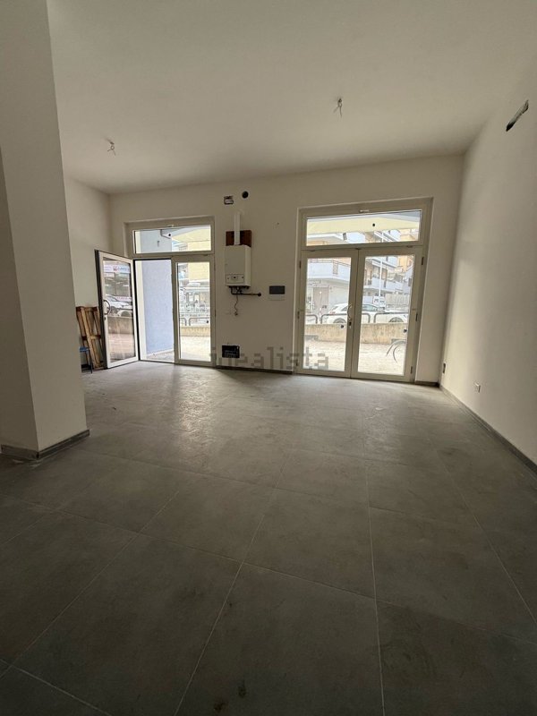 locale commerciale in vendita a Teramo