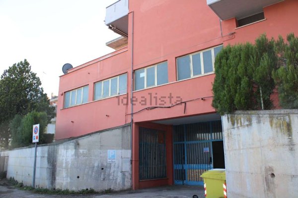 locale di sgombero in vendita a Teramo in zona Centro Città