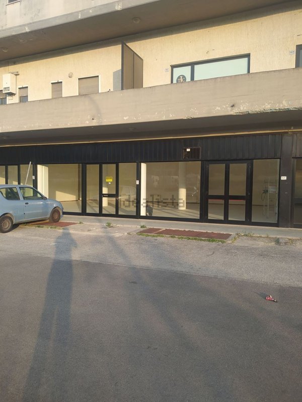locale commerciale in vendita a Teramo in zona San Nicolò a Tordino
