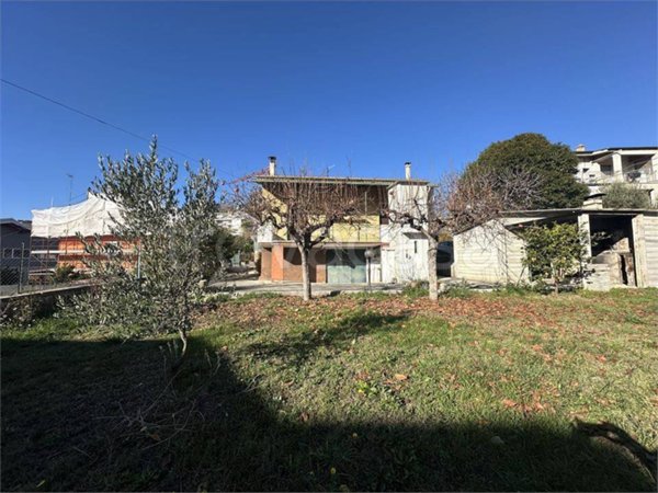 casa indipendente in vendita a Teramo