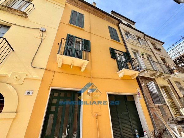 casa indipendente in vendita a Teramo in zona Centro Città