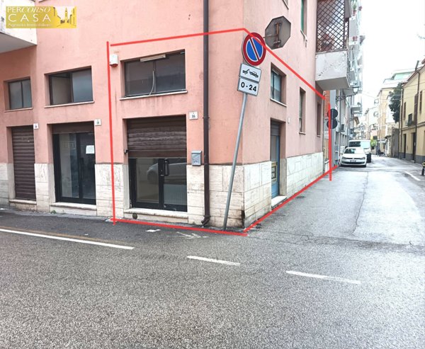 locale commerciale in vendita a Teramo in zona Centro Città