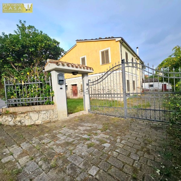 casa indipendente in vendita a Teramo in zona Varano