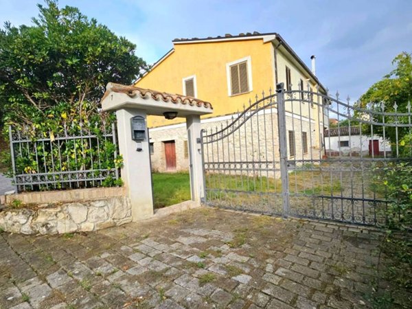 casa indipendente in vendita a Teramo in zona Valle San Giovanni