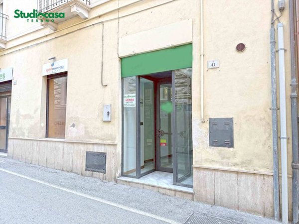 negozio in vendita a Teramo in zona Centro Città
