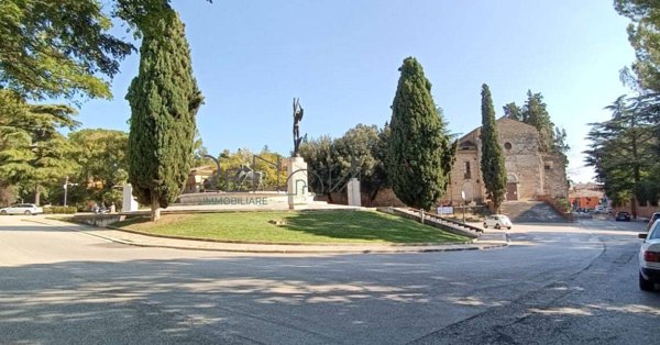 locale commerciale in vendita a Teramo in zona Centro Città