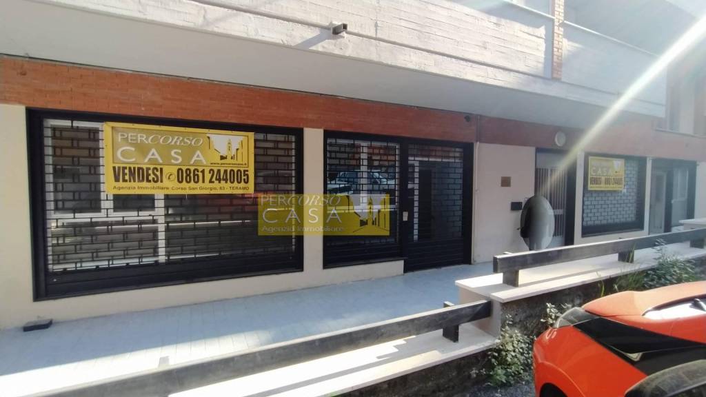 negozio in vendita a Teramo in zona Centro Città