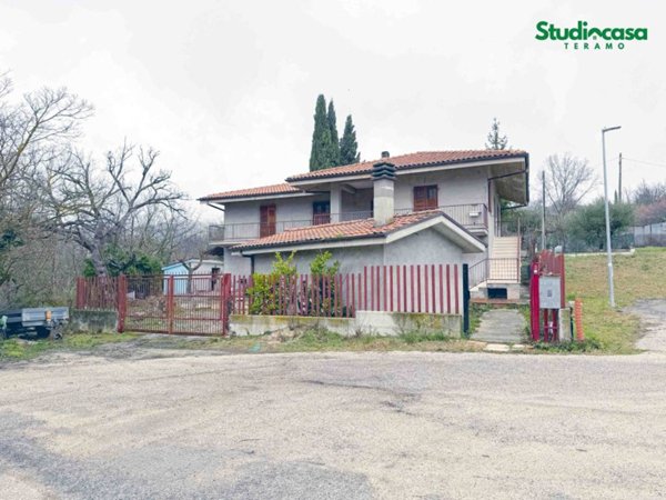 casa indipendente in vendita a Teramo