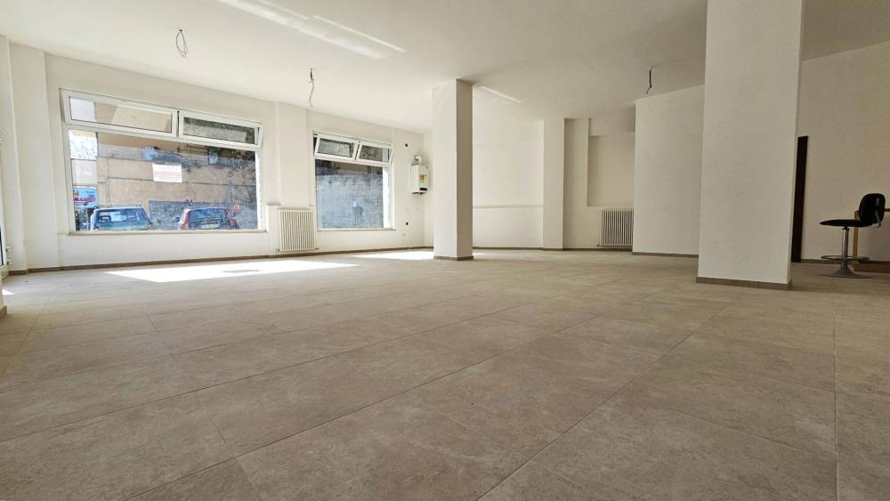 locale commerciale in vendita a Teramo