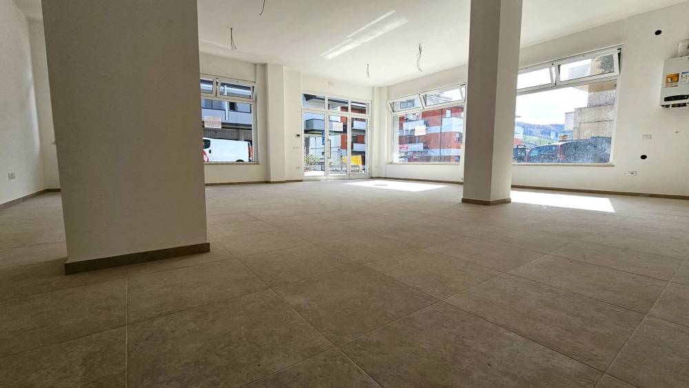 locale commerciale in vendita a Teramo