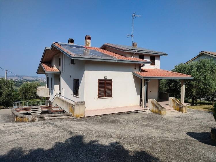 casa indipendente in vendita a Teramo in zona Colleminuccio