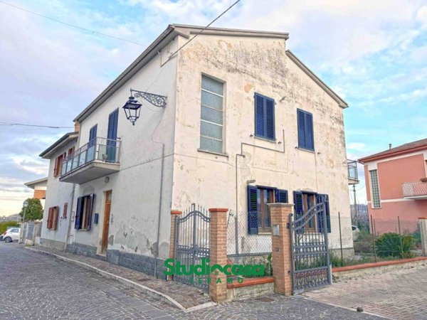 casa indipendente in vendita a Teramo in zona Villa Ripa