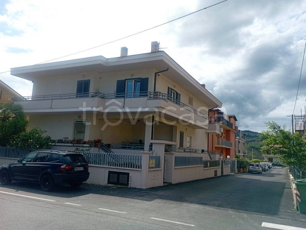 casa indipendente in vendita a Teramo in zona Piano D'Accio