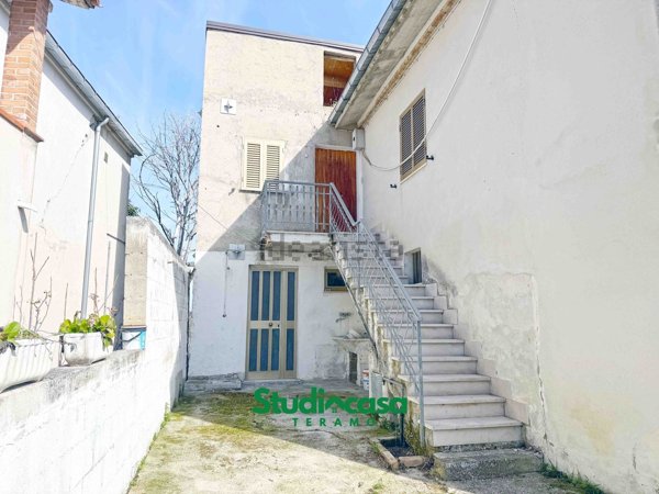 casa indipendente in vendita a Teramo