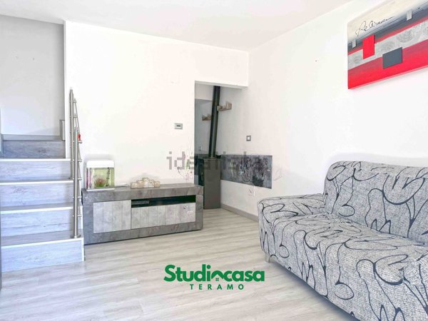 casa indipendente in vendita a Teramo in zona Frondarola