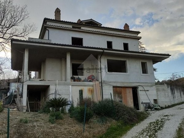casa indipendente in vendita a Teramo