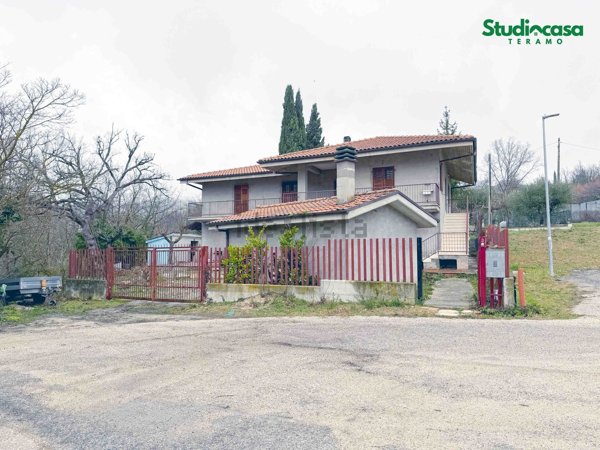 casa indipendente in vendita a Teramo