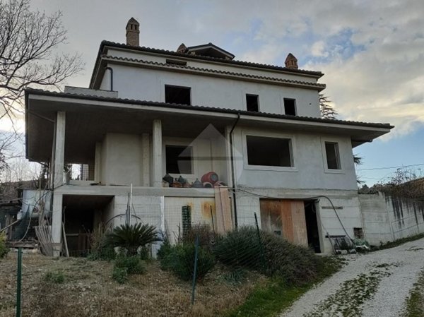 casa indipendente in vendita a Teramo in zona Cannelli