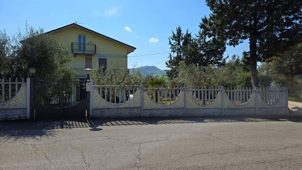 casa indipendente in vendita a Teramo in zona Sant'Atto