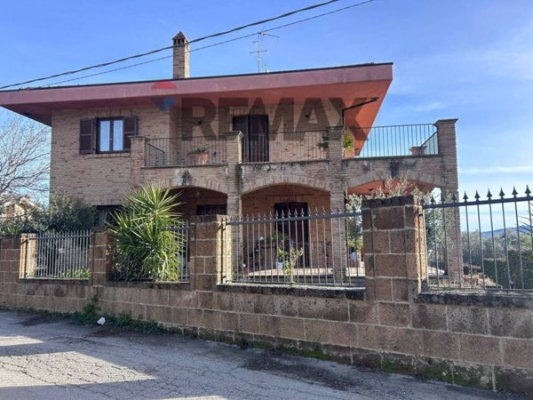 casa indipendente in vendita a Teramo in zona Viola