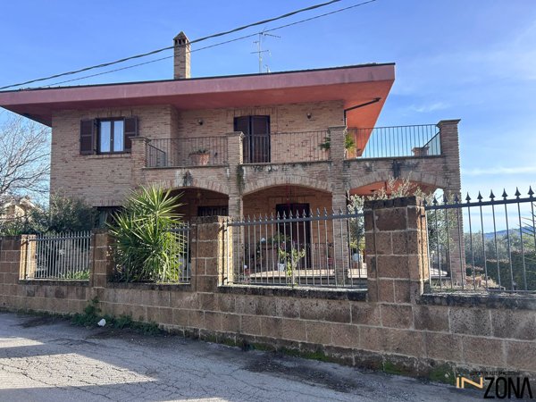 casa indipendente in vendita a Teramo