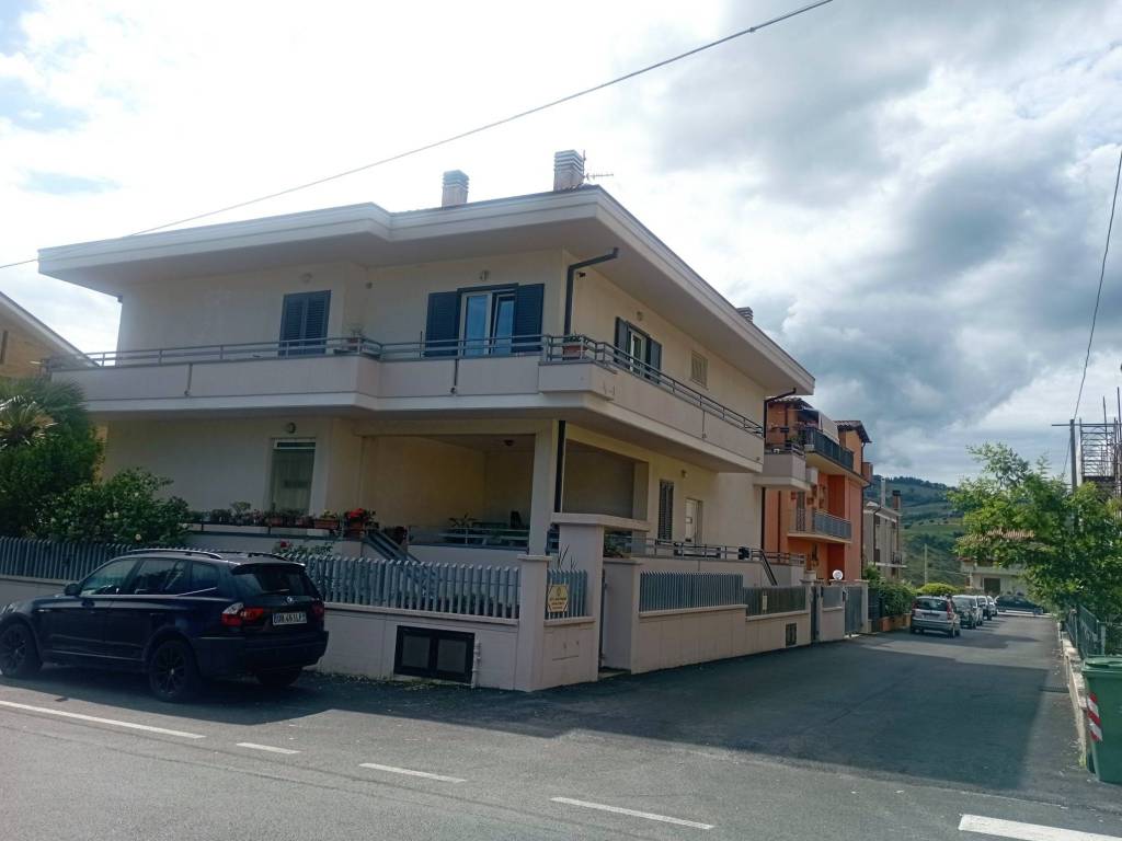 casa indipendente in vendita a Teramo in zona Piano D'Accio