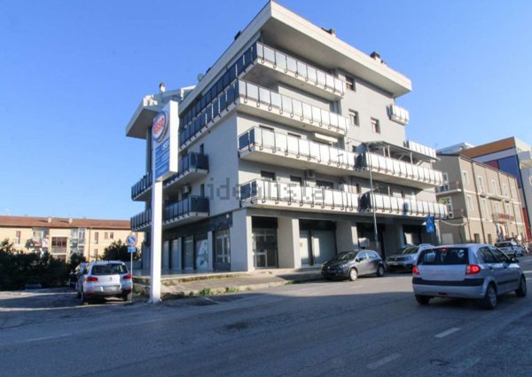 locale commerciale in vendita a Teramo