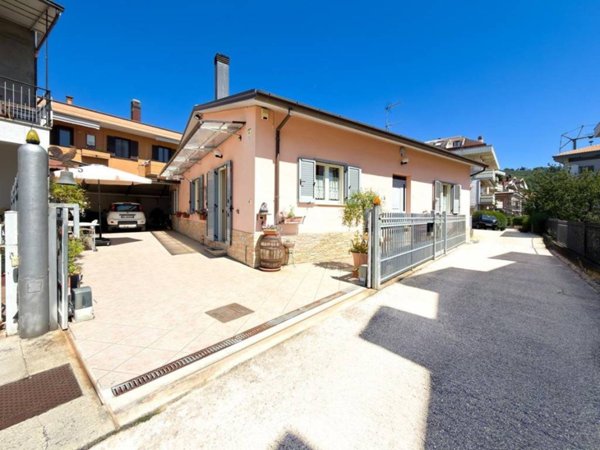 casa indipendente in vendita a Teramo