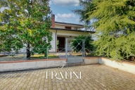 casa indipendente in vendita a Teramo in zona Nepezzano
