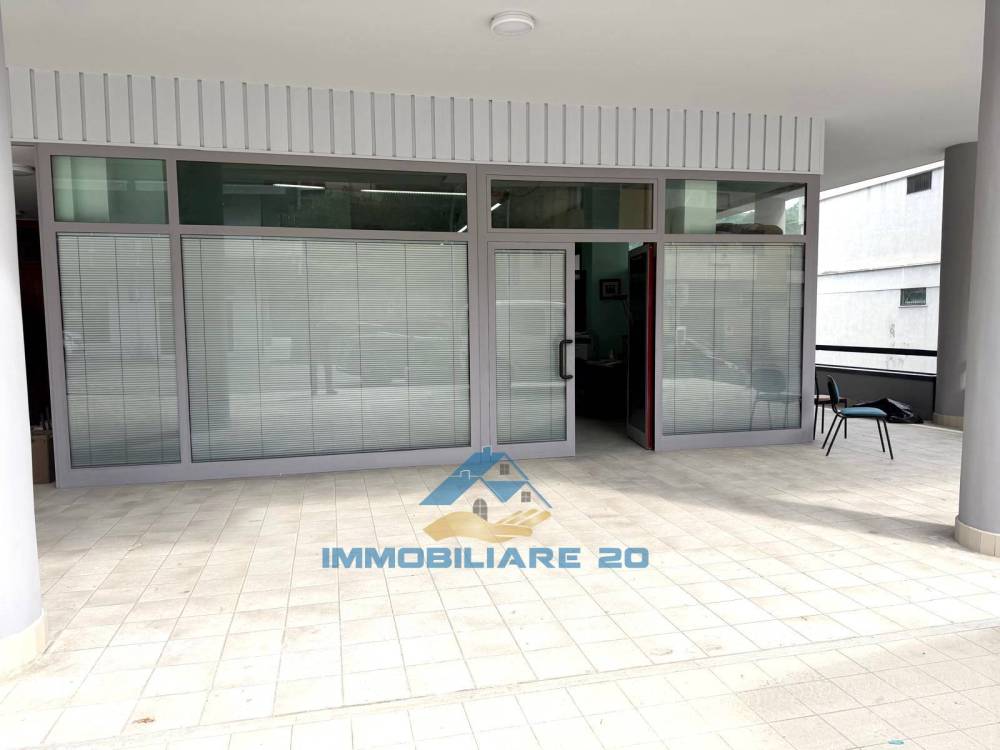 locale commerciale in vendita a Teramo