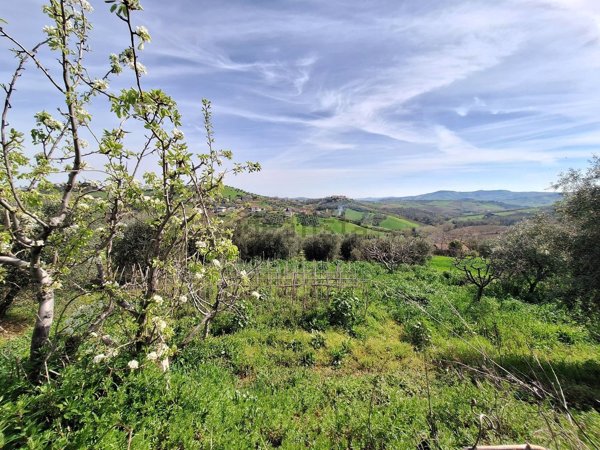 casa indipendente in vendita a Teramo in zona Varano
