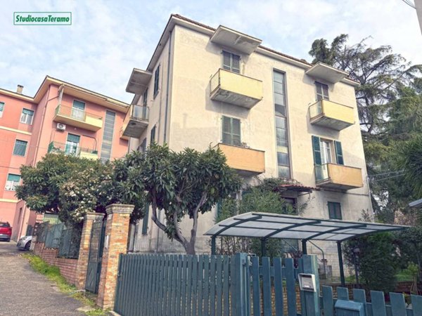 casa indipendente in vendita a Teramo in zona Centro Città