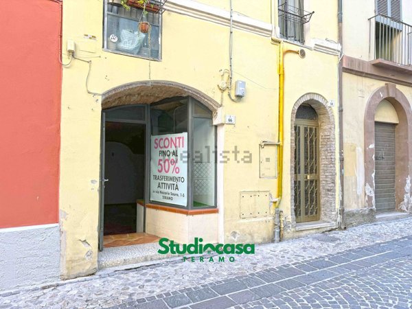 locale commerciale in vendita a Teramo in zona Centro Città