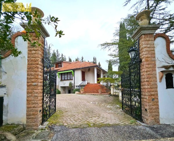 casa indipendente in vendita a Teramo in zona Contrada Scapriano